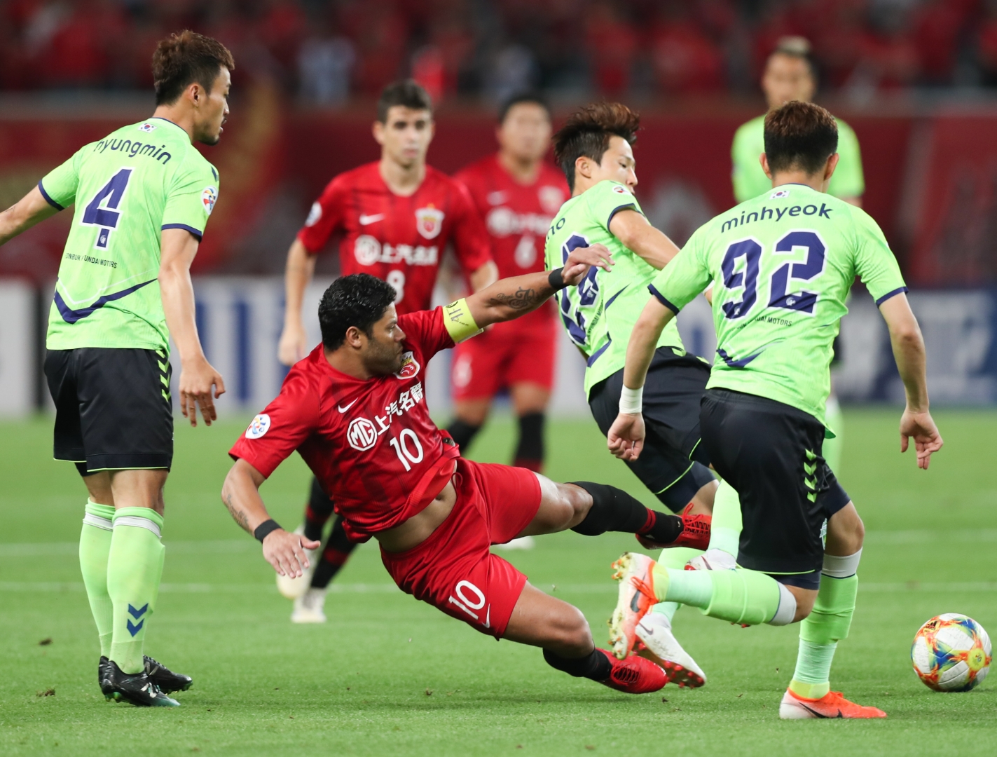 足球比赛的紧张气氛将会吸引数以万计的观众 足球比赛的紧张气氛将会吸引数以万计的观众