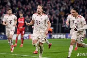 拜仁球员间传合作，攻防转换迅速