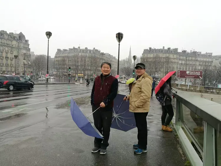 斯洛文尼亚队全队团结一心，迎接比赛